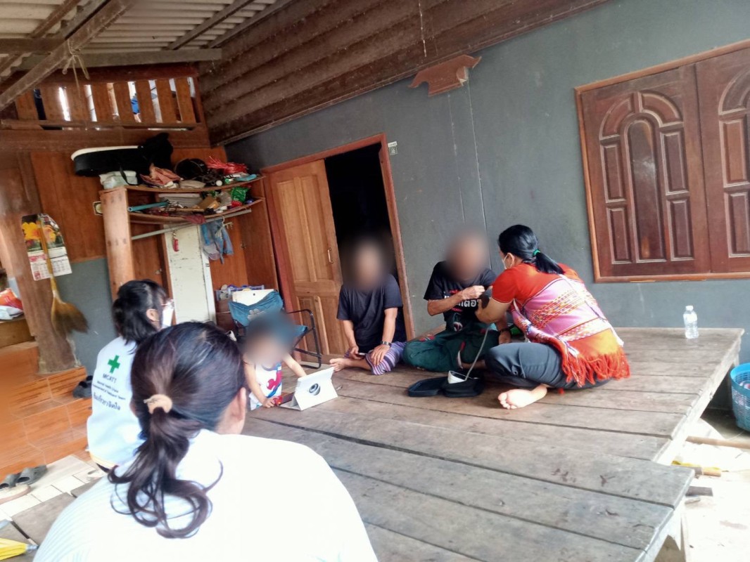 18 กรกฎาคม 2568 นางเสาร์แก้ว อ่วมพิทยา เจ้าพนักงานสาธารณสุข รพ.สต.บ้านสันป่าไร่ ร่วมกับเจ้าหน้าที่ รพ.แม่ระมาด เยี่ยมบ้านผู้ที่ทำร้ายตนเองแต่ไม่สำเร็จ จำนวน 2 รายและผู้ป่วยจิตเวช จำนวน 1 ราย เพื่อให้คำแนะนำ ปรึกษา ให้กำลังใจและให้ความช่วยเหลือเบื้องต้น