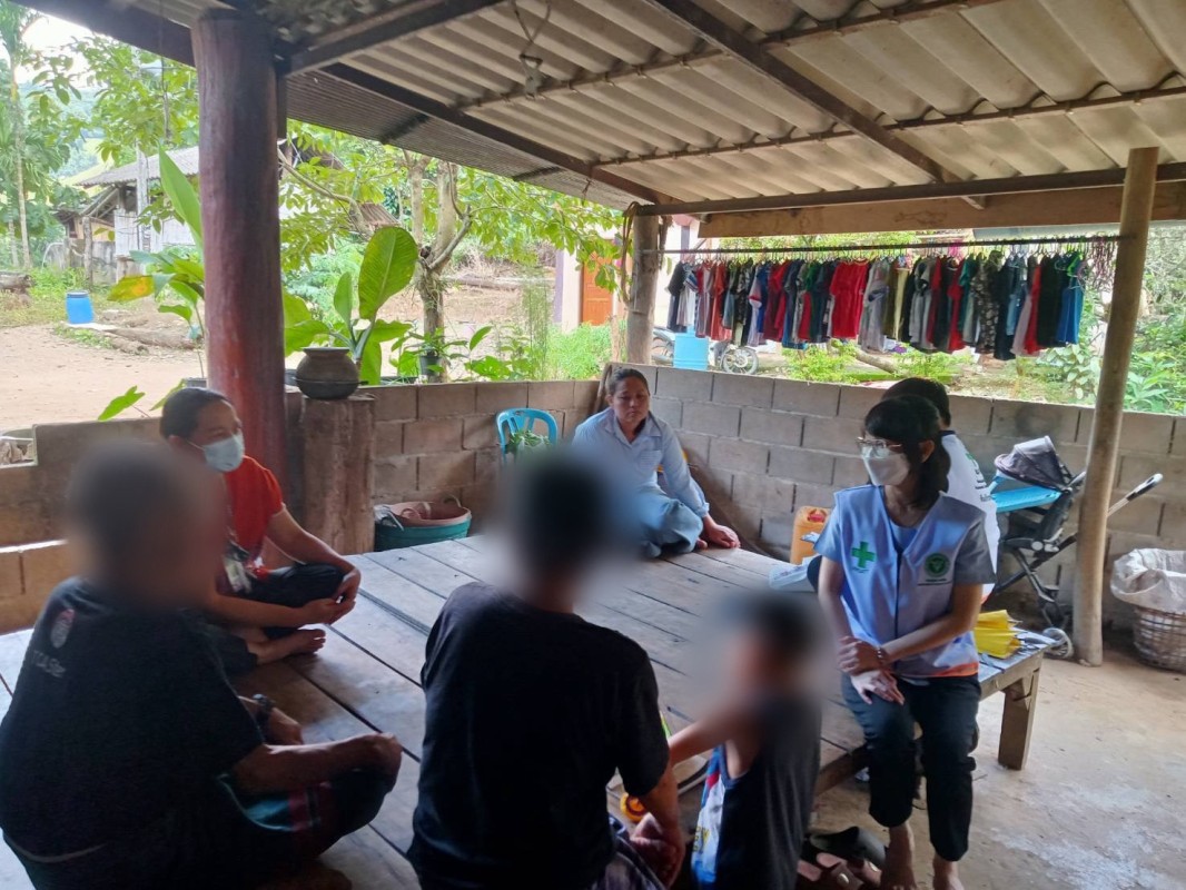 18 กรกฎาคม 2568 นางเสาร์แก้ว อ่วมพิทยา เจ้าพนักงานสาธารณสุข รพ.สต.บ้านสันป่าไร่ ร่วมกับเจ้าหน้าที่ รพ.แม่ระมาด เยี่ยมบ้านผู้ที่ทำร้ายตนเองแต่ไม่สำเร็จ จำนวน 2 รายและผู้ป่วยจิตเวช จำนวน 1 ราย เพื่อให้คำแนะนำ ปรึกษา ให้กำลังใจและให้ความช่วยเหลือเบื้องต้น