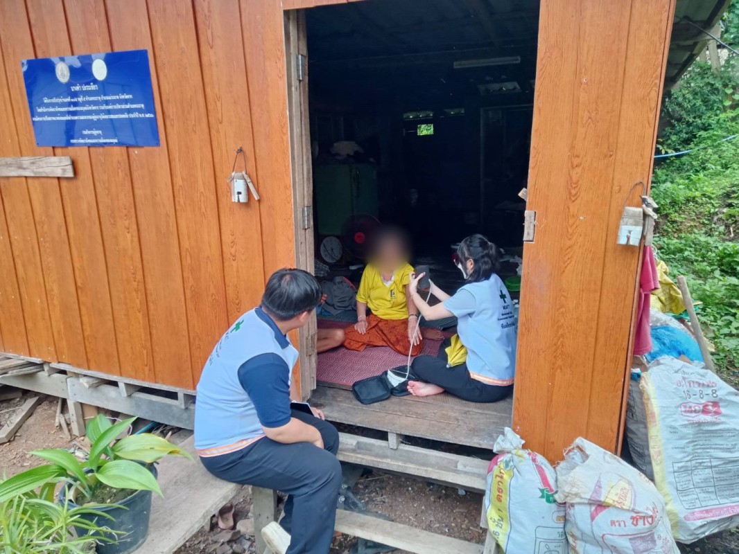 18 กรกฎาคม 2568 นางเสาร์แก้ว อ่วมพิทยา เจ้าพนักงานสาธารณสุข รพ.สต.บ้านสันป่าไร่ ร่วมกับเจ้าหน้าที่ รพ.แม่ระมาด เยี่ยมบ้านผู้ที่ทำร้ายตนเองแต่ไม่สำเร็จ จำนวน 2 รายและผู้ป่วยจิตเวช จำนวน 1 ราย เพื่อให้คำแนะนำ ปรึกษา ให้กำลังใจและให้ความช่วยเหลือเบื้องต้น