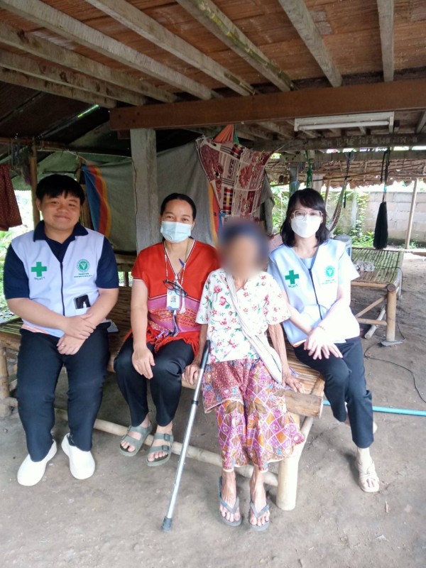 18 กรกฎาคม 2568 นางเสาร์แก้ว อ่วมพิทยา เจ้าพนักงานสาธารณสุข รพ.สต.บ้านสันป่าไร่ ร่วมกับเจ้าหน้าที่ รพ.แม่ระมาด เยี่ยมบ้านผู้ที่ทำร้ายตนเองแต่ไม่สำเร็จ จำนวน 2 รายและผู้ป่วยจิตเวช จำนวน 1 ราย เพื่อให้คำแนะนำ ปรึกษา ให้กำลังใจและให้ความช่วยเหลือเบื้องต้น