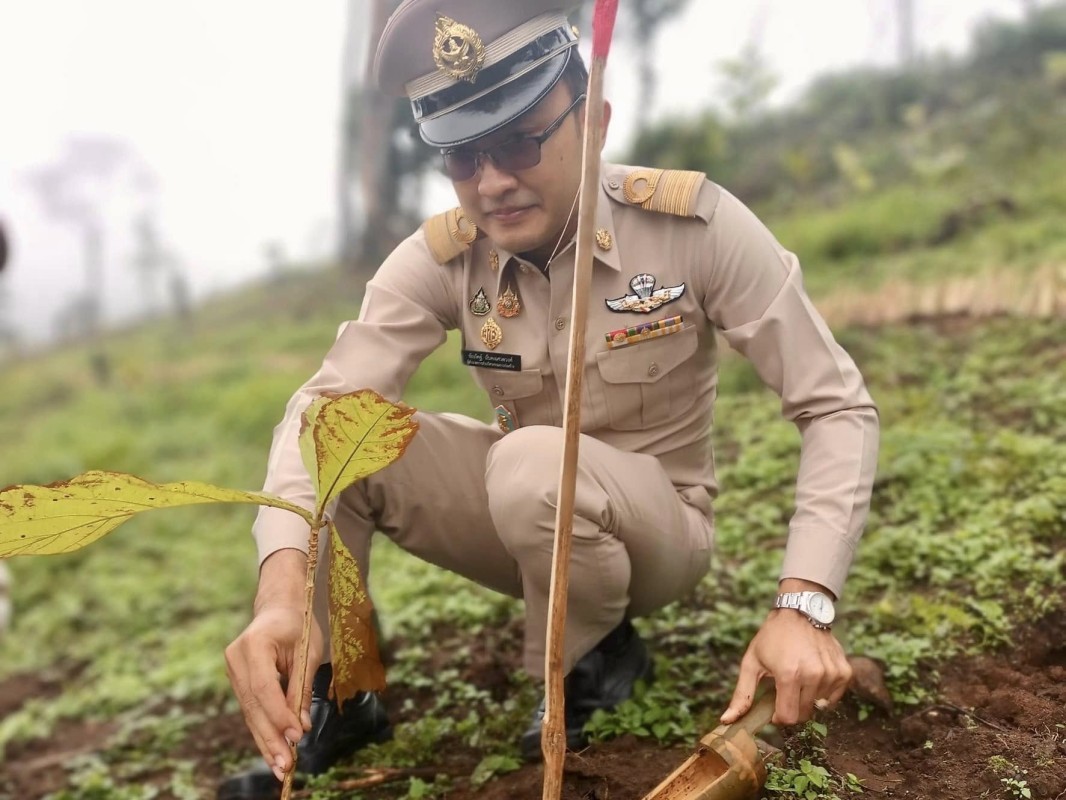 อบจ.ตากพร้อมเจ้าหน้าที่สำนักช่าง เข้าร่วมกิจกรรมปลูกป่าเฉลิมพระเกียรติ เนื่องในโอกาสมหามงคลเฉลิมพระชนมพรรษา พระบาทสมเด็จพระเจ้าอยู่หัว