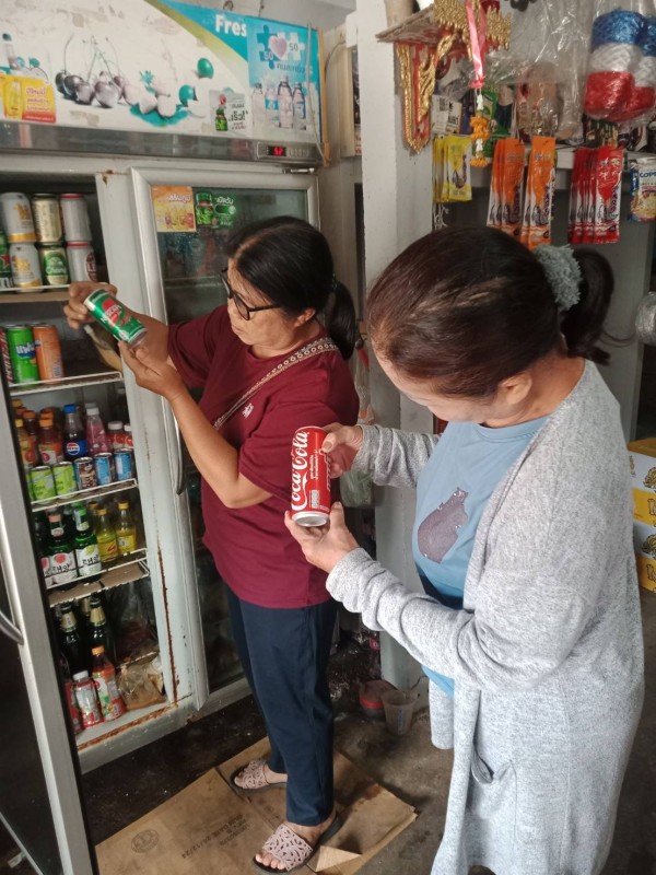 18-19 กรกฎาคม 2568 รพ.สต.บ้านสันป่าไร่ ร่วมกับเครือข่ายคุ้มครองผู้บริโภคตำบลพระธาตุ ออกตรวจร้านขายของชำ จำนวน 36 ร้าน พบว่ามีการจำหน่ายยาที่ห้ามจำหน่าย สินค้าหมดอายุและเครื่องสำอางที่ห้ามจำหน่าย ได้มีการให้ความรู้ เกี่ยวกับการดูวันหมดอายุ ดูเครื่องหมายอย.