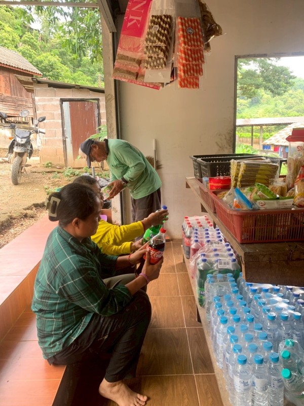 18-19 กรกฎาคม 2568 รพ.สต.บ้านสันป่าไร่ ร่วมกับเครือข่ายคุ้มครองผู้บริโภคตำบลพระธาตุ ออกตรวจร้านขายของชำ จำนวน 36 ร้าน พบว่ามีการจำหน่ายยาที่ห้ามจำหน่าย สินค้าหมดอายุและเครื่องสำอางที่ห้ามจำหน่าย ได้มีการให้ความรู้ เกี่ยวกับการดูวันหมดอายุ ดูเครื่องหมายอย.