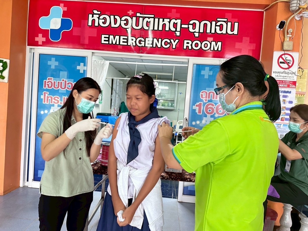 23 ก.ค.68 รพ.สต.บ้านสันป่าไร่ ฉีดวัคซีนให้แก่นักเรียน ชั้น ป.1 และ ป.2 ปีการศึกษา 2568 (ที่ไม่มีประวัติการได้รับวัคซีน/มีประวัติได้รับวัคซีนไม่ครบตามเกณฑ์) ครั้งที่ 1 จำนวน 4 ร.ร. 28 ราย