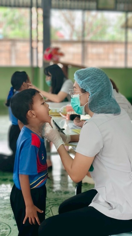 15 กรกฎาคม 2568 น.ส.พนิดา ตลับทอง จพง.ทันตสาธารณสุขปฏิบัติงาน พร้อมด้วยน.ส.โสภา วรนารถวิชัย ผู้ช่วยทันตกรรม ร่วมกับจนท.รพ.แม่ระมาด จัดกิจกรรมโครงการอบรมเชิงปฎิบัติการ ฟันสะอาด เหงือกแข็งแรง เพื่อถวายเป็นพระราชกุศลเนื่องในวันเสด็จสวรรคตของสมเด็จพระศรีนคริน