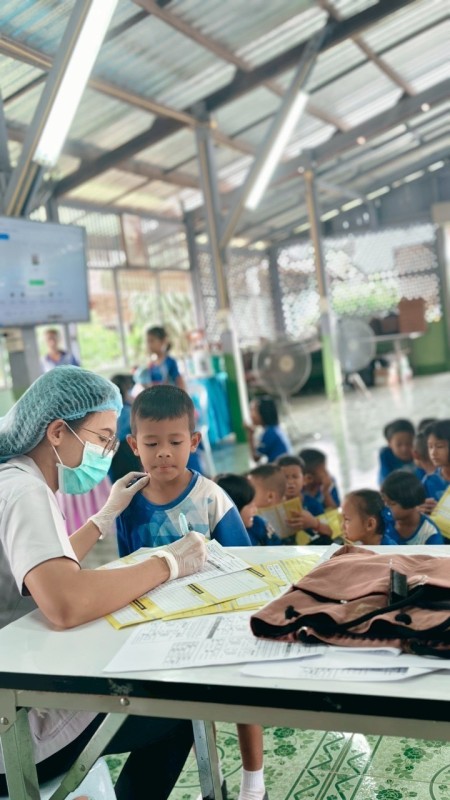 15 กรกฎาคม 2568 น.ส.พนิดา ตลับทอง จพง.ทันตสาธารณสุขปฏิบัติงาน พร้อมด้วยน.ส.โสภา วรนารถวิชัย ผู้ช่วยทันตกรรม ร่วมกับจนท.รพ.แม่ระมาด จัดกิจกรรมโครงการอบรมเชิงปฎิบัติการ ฟันสะอาด เหงือกแข็งแรง เพื่อถวายเป็นพระราชกุศลเนื่องในวันเสด็จสวรรคตของสมเด็จพระศรีนคริน