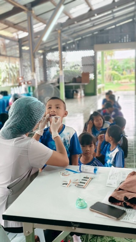 15 กรกฎาคม 2568 น.ส.พนิดา ตลับทอง จพง.ทันตสาธารณสุขปฏิบัติงาน พร้อมด้วยน.ส.โสภา วรนารถวิชัย ผู้ช่วยทันตกรรม ร่วมกับจนท.รพ.แม่ระมาด จัดกิจกรรมโครงการอบรมเชิงปฎิบัติการ ฟันสะอาด เหงือกแข็งแรง เพื่อถวายเป็นพระราชกุศลเนื่องในวันเสด็จสวรรคตของสมเด็จพระศรีนคริน