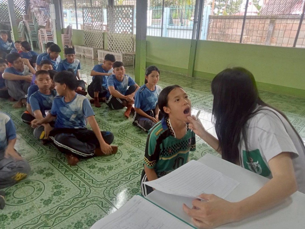 15 กรกฎาคม 2568 น.ส.พนิดา ตลับทอง จพง.ทันตสาธารณสุขปฏิบัติงาน พร้อมด้วยน.ส.โสภา วรนารถวิชัย ผู้ช่วยทันตกรรม ร่วมกับจนท.รพ.แม่ระมาด จัดกิจกรรมโครงการอบรมเชิงปฎิบัติการ ฟันสะอาด เหงือกแข็งแรง เพื่อถวายเป็นพระราชกุศลเนื่องในวันเสด็จสวรรคตของสมเด็จพระศรีนคริน