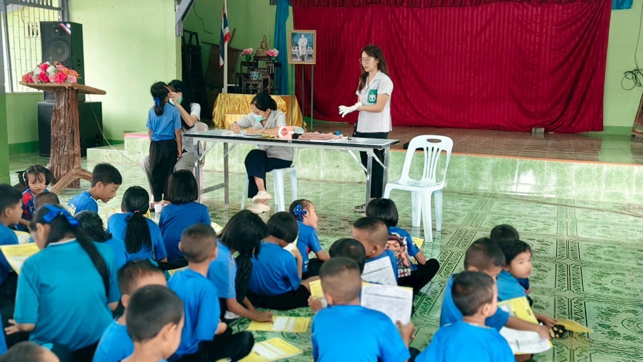 15 กรกฎาคม 2568 น.ส.พนิดา ตลับทอง จพง.ทันตสาธารณสุขปฏิบัติงาน พร้อมด้วยน.ส.โสภา วรนารถวิชัย ผู้ช่วยทันตกรรม ร่วมกับจนท.รพ.แม่ระมาด จัดกิจกรรมโครงการอบรมเชิงปฎิบัติการ ฟันสะอาด เหงือกแข็งแรง เพื่อถวายเป็นพระราชกุศลเนื่องในวันเสด็จสวรรคตของสมเด็จพระศรีนคริน