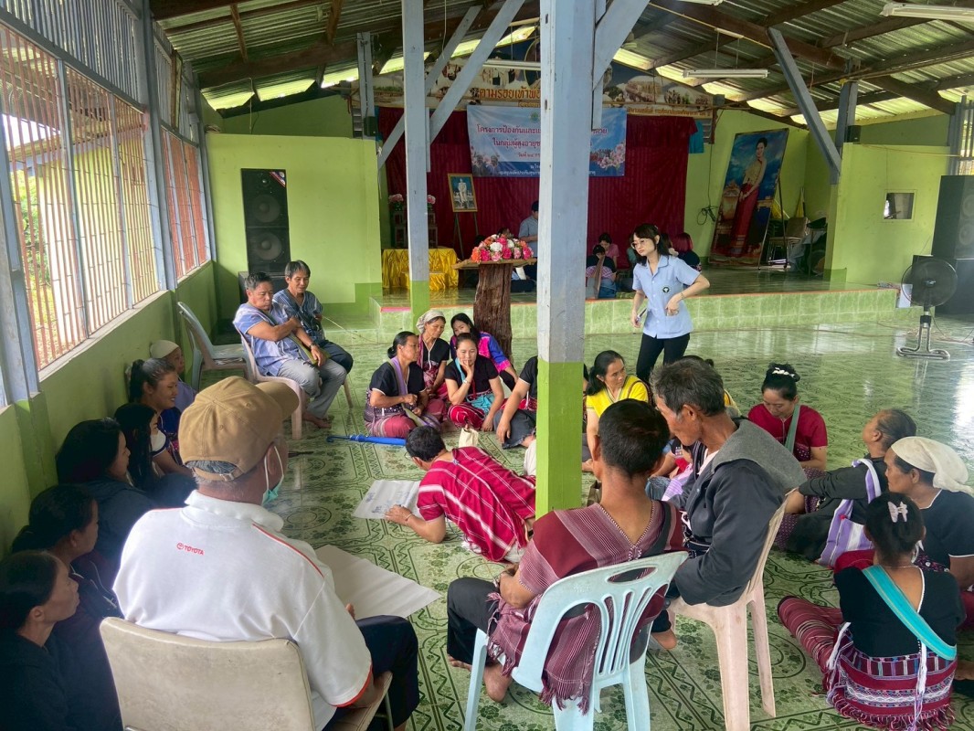 24 กรกฎาคม 2568 จนท.รพ.สต.บ้านสันป่าไร่ร่วมกับเครือข่ายเฝ้าระวังการฆ่าตัวตาย จัดกิจกรรมโครงการป้องกันและแก้ไขปัญหาการฆ่าตัวตายในกลุ่มผู้สูงอายุชาวเขาเผ่ากระเหรี่ยง โดยมีการคืนข้อมูลการดำเนินงานที่ผ่านมา มีการให้ความรู้เกี่ยวกับสุขภาพจิตและมีการแบ่งกลุ่มเพ