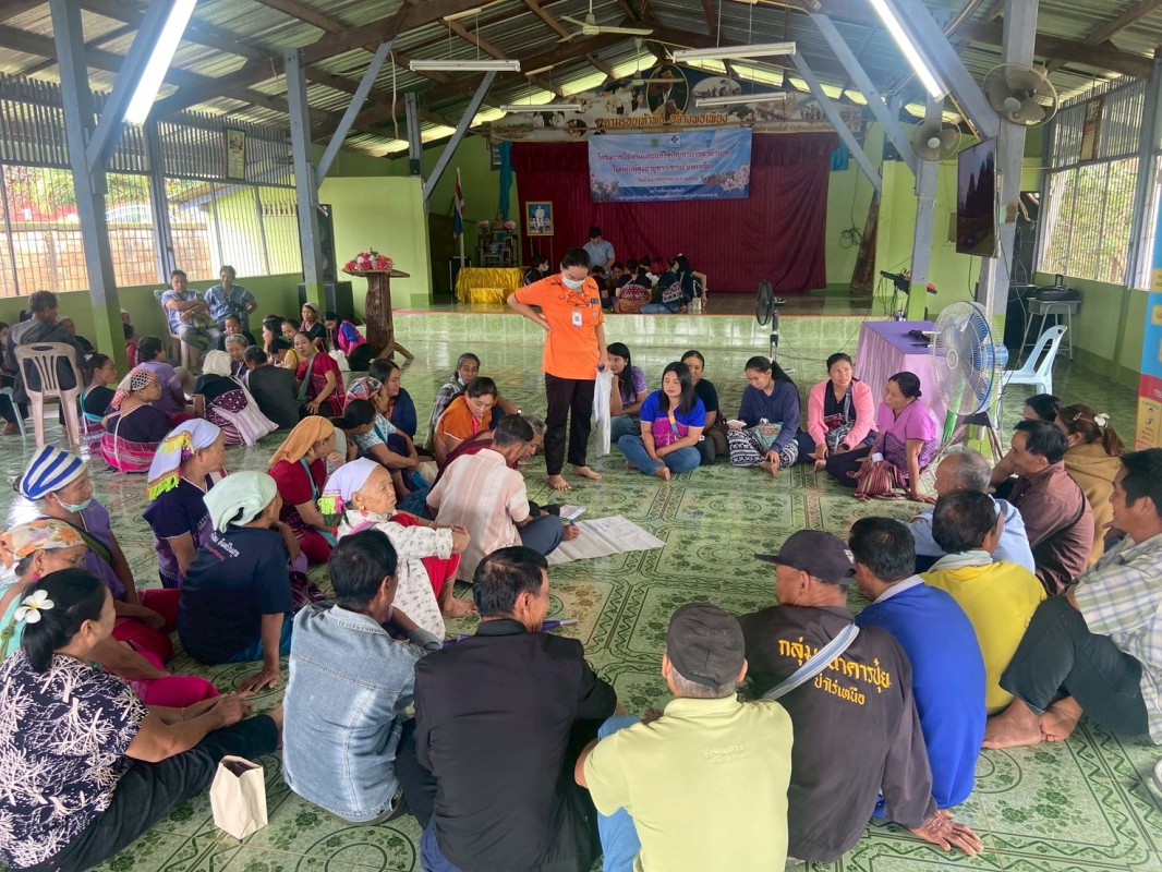 24 กรกฎาคม 2568 จนท.รพ.สต.บ้านสันป่าไร่ร่วมกับเครือข่ายเฝ้าระวังการฆ่าตัวตาย จัดกิจกรรมโครงการป้องกันและแก้ไขปัญหาการฆ่าตัวตายในกลุ่มผู้สูงอายุชาวเขาเผ่ากระเหรี่ยง โดยมีการคืนข้อมูลการดำเนินงานที่ผ่านมา มีการให้ความรู้เกี่ยวกับสุขภาพจิตและมีการแบ่งกลุ่มเพ