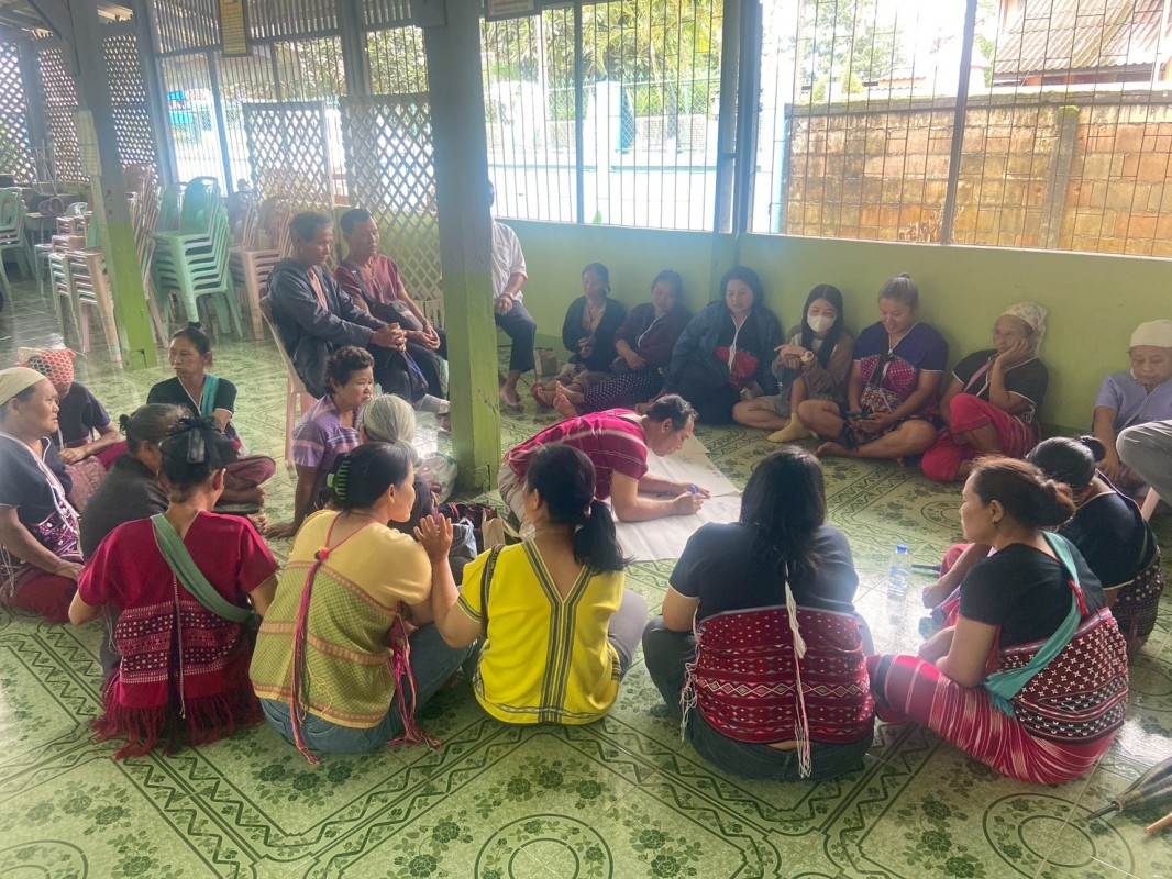24 กรกฎาคม 2568 จนท.รพ.สต.บ้านสันป่าไร่ร่วมกับเครือข่ายเฝ้าระวังการฆ่าตัวตาย จัดกิจกรรมโครงการป้องกันและแก้ไขปัญหาการฆ่าตัวตายในกลุ่มผู้สูงอายุชาวเขาเผ่ากระเหรี่ยง โดยมีการคืนข้อมูลการดำเนินงานที่ผ่านมา มีการให้ความรู้เกี่ยวกับสุขภาพจิตและมีการแบ่งกลุ่มเพ