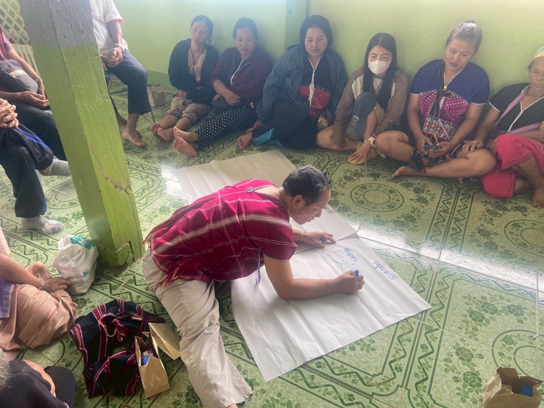 24 กรกฎาคม 2568 จนท.รพ.สต.บ้านสันป่าไร่ร่วมกับเครือข่ายเฝ้าระวังการฆ่าตัวตาย จัดกิจกรรมโครงการป้องกันและแก้ไขปัญหาการฆ่าตัวตายในกลุ่มผู้สูงอายุชาวเขาเผ่ากระเหรี่ยง โดยมีการคืนข้อมูลการดำเนินงานที่ผ่านมา มีการให้ความรู้เกี่ยวกับสุขภาพจิตและมีการแบ่งกลุ่มเพ