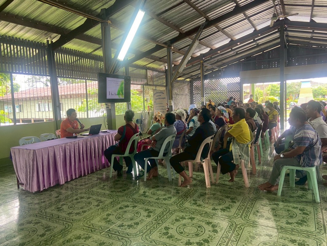 24 กรกฎาคม 2568 จนท.รพ.สต.บ้านสันป่าไร่ร่วมกับเครือข่ายเฝ้าระวังการฆ่าตัวตาย จัดกิจกรรมโครงการป้องกันและแก้ไขปัญหาการฆ่าตัวตายในกลุ่มผู้สูงอายุชาวเขาเผ่ากระเหรี่ยง โดยมีการคืนข้อมูลการดำเนินงานที่ผ่านมา มีการให้ความรู้เกี่ยวกับสุขภาพจิตและมีการแบ่งกลุ่มเพ