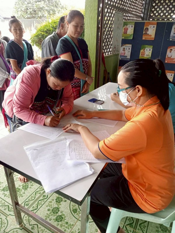 24 กรกฎาคม 2568 จนท.รพ.สต.บ้านสันป่าไร่ร่วมกับเครือข่ายเฝ้าระวังการฆ่าตัวตาย จัดกิจกรรมโครงการป้องกันและแก้ไขปัญหาการฆ่าตัวตายในกลุ่มผู้สูงอายุชาวเขาเผ่ากระเหรี่ยง โดยมีการคืนข้อมูลการดำเนินงานที่ผ่านมา มีการให้ความรู้เกี่ยวกับสุขภาพจิตและมีการแบ่งกลุ่มเพ