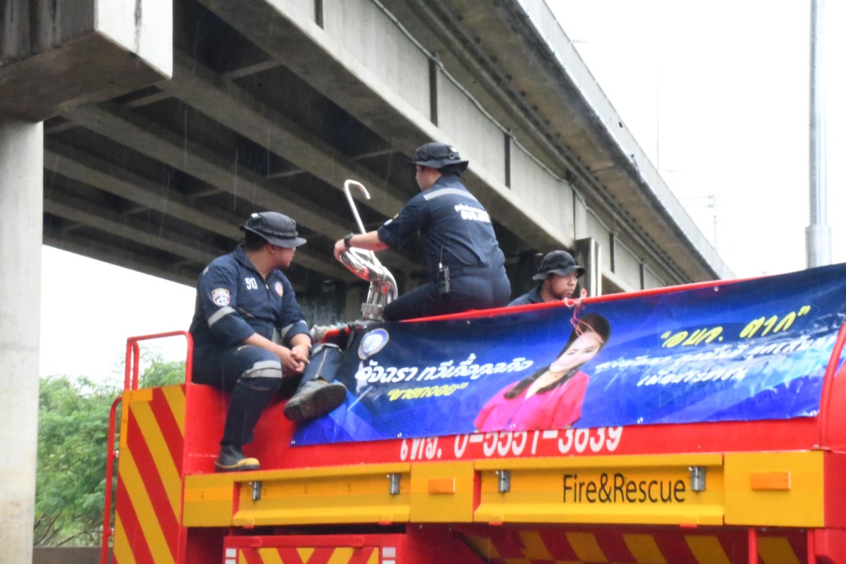 นายกจอย นำทีม ป้องกันและบรรเทาสาธารณภัย อบจ.ตาก ร่วมทำความสะอาดตลาดริมเมยหลังน้ำลด 