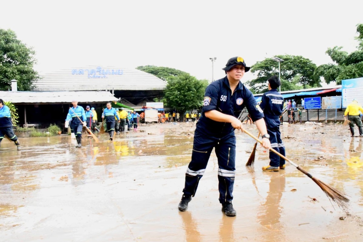นายกจอย นำทีม ป้องกันและบรรเทาสาธารณภัย อบจ.ตาก ร่วมทำความสะอาดตลาดริมเมยหลังน้ำลด 