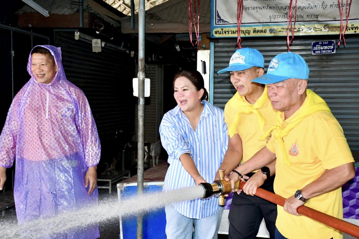 นายกจอย นำทีม ป้องกันและบรรเทาสาธารณภัย อบจ.ตาก ร่วมทำความสะอาดตลาดริมเมยหลังน้ำลด 