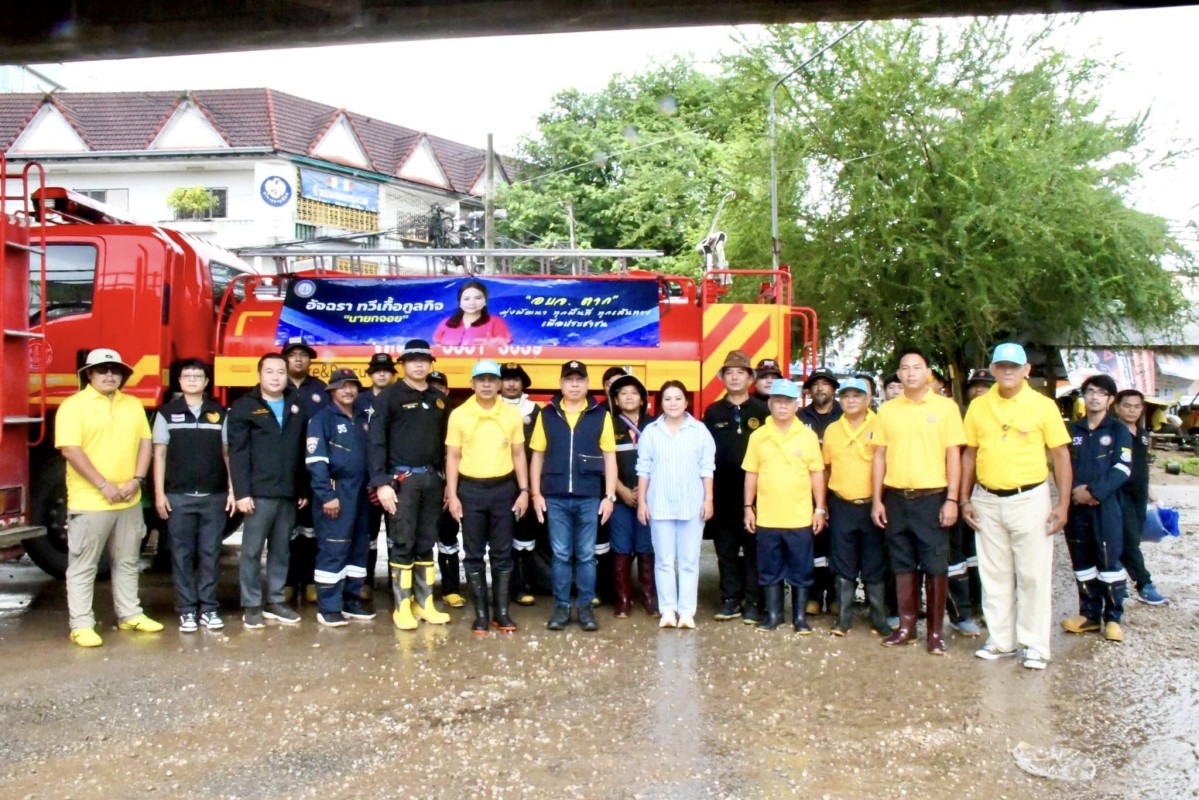 นายกจอย นำทีม ป้องกันและบรรเทาสาธารณภัย อบจ.ตาก ร่วมทำความสะอาดตลาดริมเมยหลังน้ำลด 