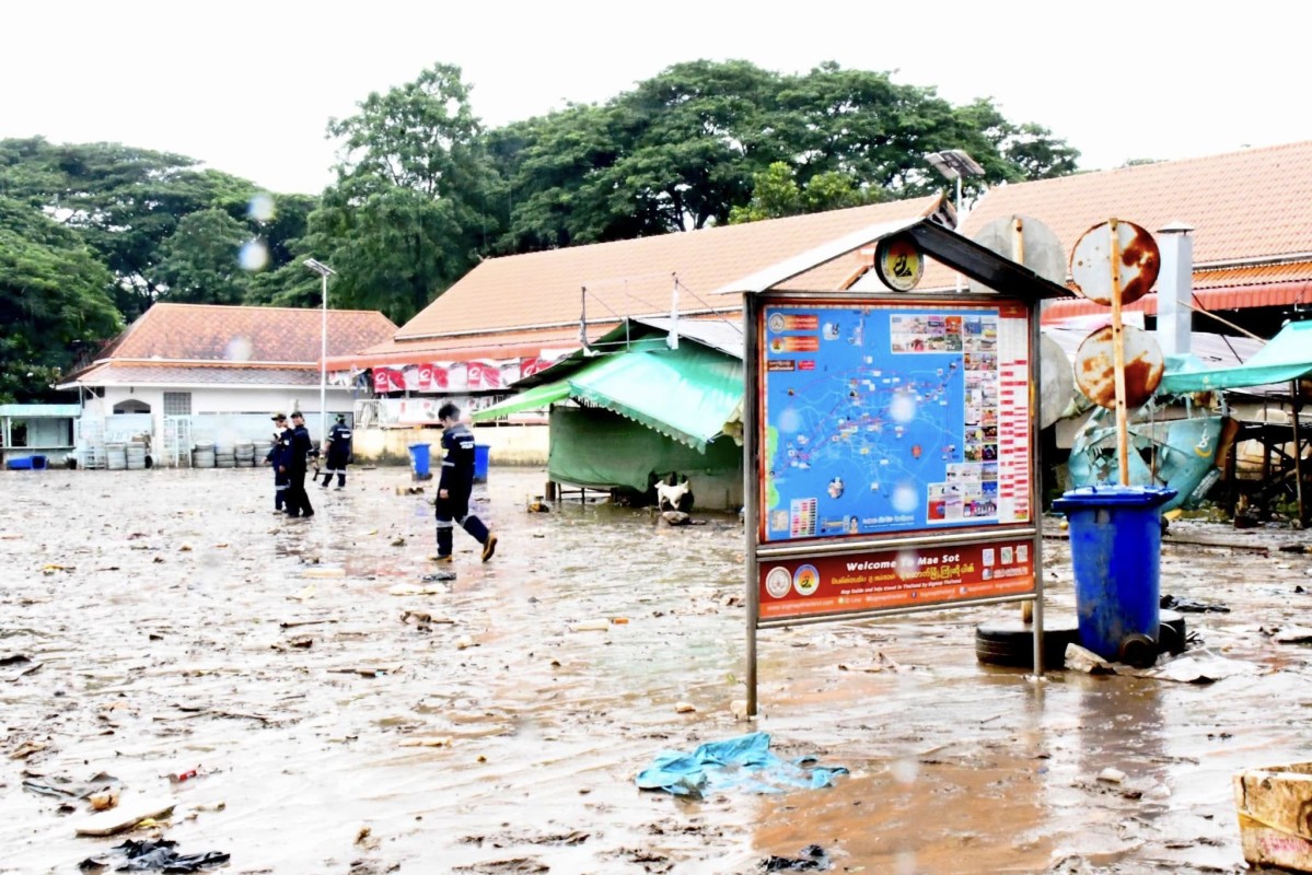 นายกจอย นำทีม ป้องกันและบรรเทาสาธารณภัย อบจ.ตาก ร่วมทำความสะอาดตลาดริมเมยหลังน้ำลด 