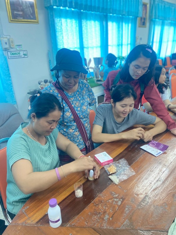 3 สิงหาคม 2568 นายอดิศร เทียนพานิช ผอ.รพ.บ้านสันป่าไร่ ร่วมกับ อสม.นักวิทยาศาสตร์การแพทย์ชุมชนและ อสม. หมู่ที่2 บ้านตีนธาตุ ตรวจสารปนเปื้อนในอาหารสด จำนวน 5 ร้าน 