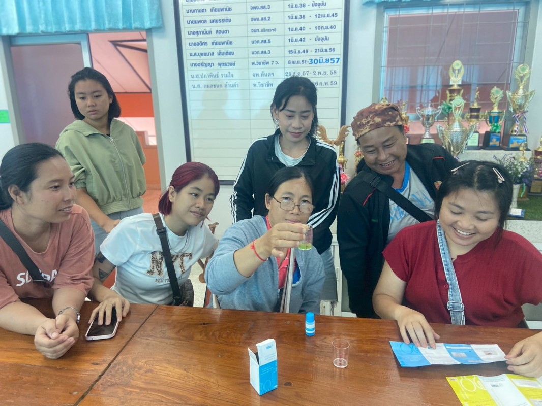 3 สิงหาคม 2568 นายอดิศร เทียนพานิช ผอ.รพ.บ้านสันป่าไร่ ร่วมกับ อสม.นักวิทยาศาสตร์การแพทย์ชุมชนและ อสม. หมู่ที่2 บ้านตีนธาตุ ตรวจสารปนเปื้อนในอาหารสด จำนวน 5 ร้าน 