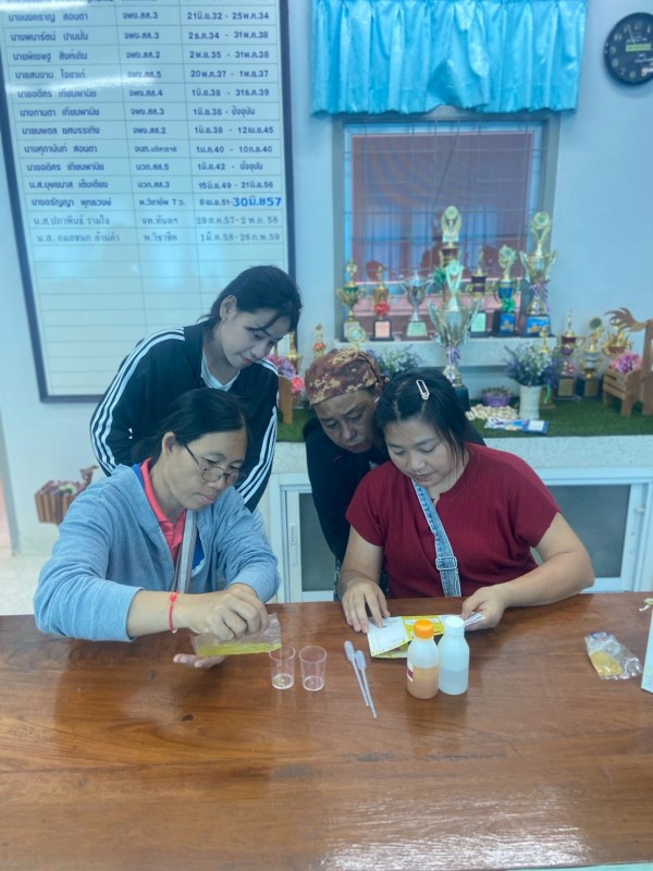 3 สิงหาคม 2568 นายอดิศร เทียนพานิช ผอ.รพ.บ้านสันป่าไร่ ร่วมกับ อสม.นักวิทยาศาสตร์การแพทย์ชุมชนและ อสม. หมู่ที่2 บ้านตีนธาตุ ตรวจสารปนเปื้อนในอาหารสด จำนวน 5 ร้าน 