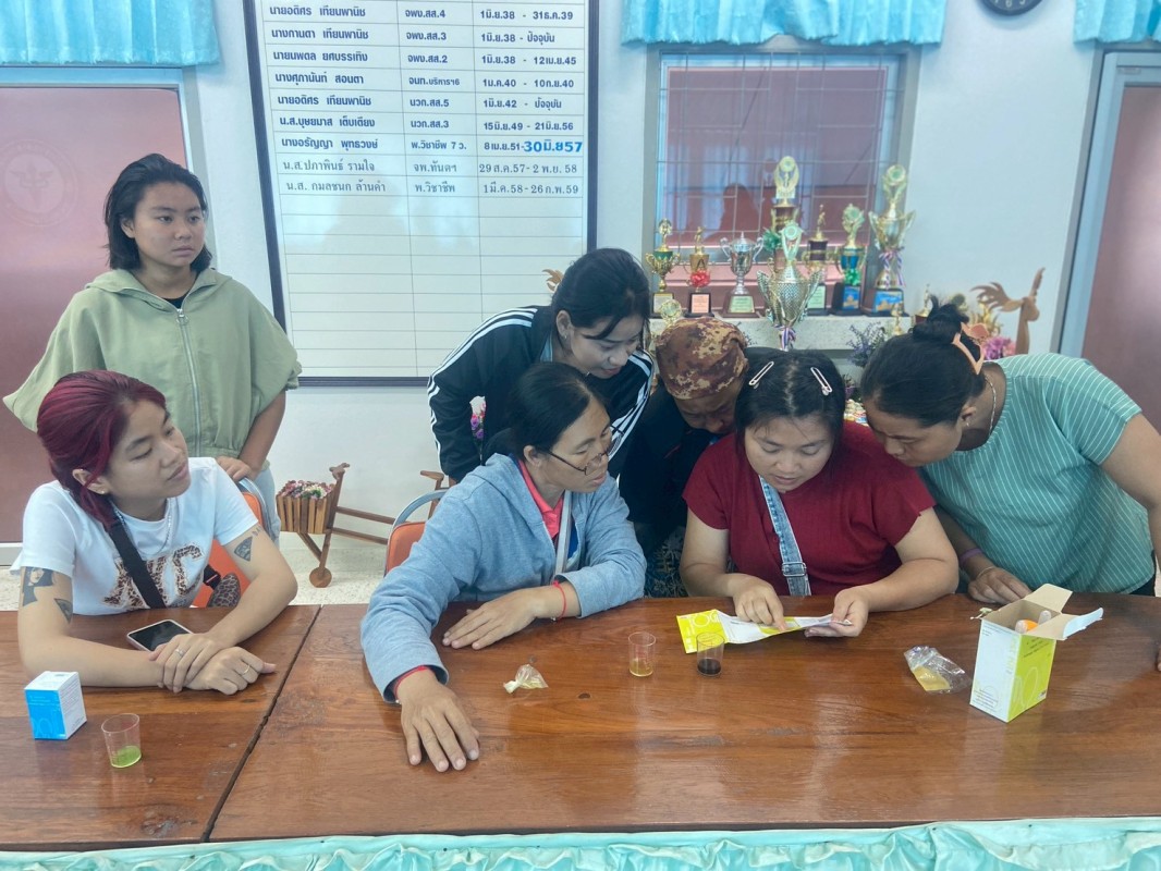 3 สิงหาคม 2568 นายอดิศร เทียนพานิช ผอ.รพ.บ้านสันป่าไร่ ร่วมกับ อสม.นักวิทยาศาสตร์การแพทย์ชุมชนและ อสม. หมู่ที่2 บ้านตีนธาตุ ตรวจสารปนเปื้อนในอาหารสด จำนวน 5 ร้าน 