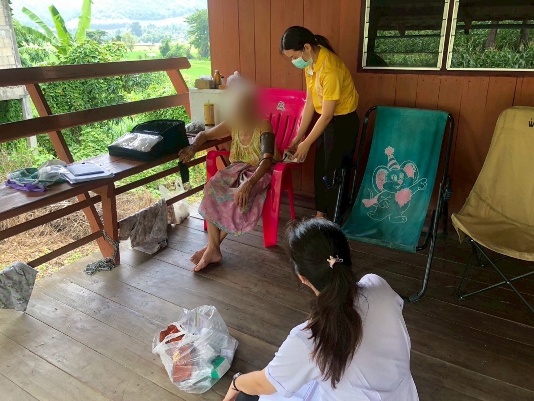 31 กรกฎาคม 2568 น.ส.วาสนา กึกก้องโลกา พยาบาลวิชาชีพปฎิบัติการ รพ.สต.บ้านสันป่าไร่ ร่วมกับ จนท.รพ.แม่ระมาด ออกเยี่ยมบ้านผู้สูงอายุ จำนวน 1 รายและผู้ป่วยโรคมะเร็งปอด จำนวน 1 ราย เพื่อติดตามให้ความรู้ คำแนะนำ คำปรึกษา พร้อมทั้งให้กำลังใจแก่ผู้สูงอายุ/ผู้ป่วย