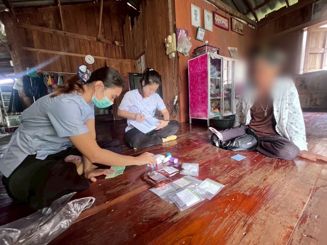 31 กรกฎาคม 2568 น.ส.วาสนา กึกก้องโลกา พยาบาลวิชาชีพปฎิบัติการ รพ.สต.บ้านสันป่าไร่ ร่วมกับ จนท.รพ.แม่ระมาด ออกเยี่ยมบ้านผู้สูงอายุ จำนวน 1 รายและผู้ป่วยโรคมะเร็งปอด จำนวน 1 ราย เพื่อติดตามให้ความรู้ คำแนะนำ คำปรึกษา พร้อมทั้งให้กำลังใจแก่ผู้สูงอายุ/ผู้ป่วย