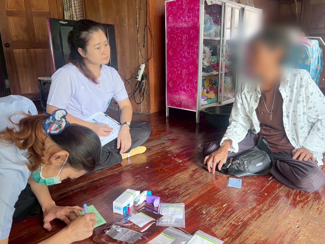 31 กรกฎาคม 2568 น.ส.วาสนา กึกก้องโลกา พยาบาลวิชาชีพปฎิบัติการ รพ.สต.บ้านสันป่าไร่ ร่วมกับ จนท.รพ.แม่ระมาด ออกเยี่ยมบ้านผู้สูงอายุ จำนวน 1 รายและผู้ป่วยโรคมะเร็งปอด จำนวน 1 ราย เพื่อติดตามให้ความรู้ คำแนะนำ คำปรึกษา พร้อมทั้งให้กำลังใจแก่ผู้สูงอายุ/ผู้ป่วย