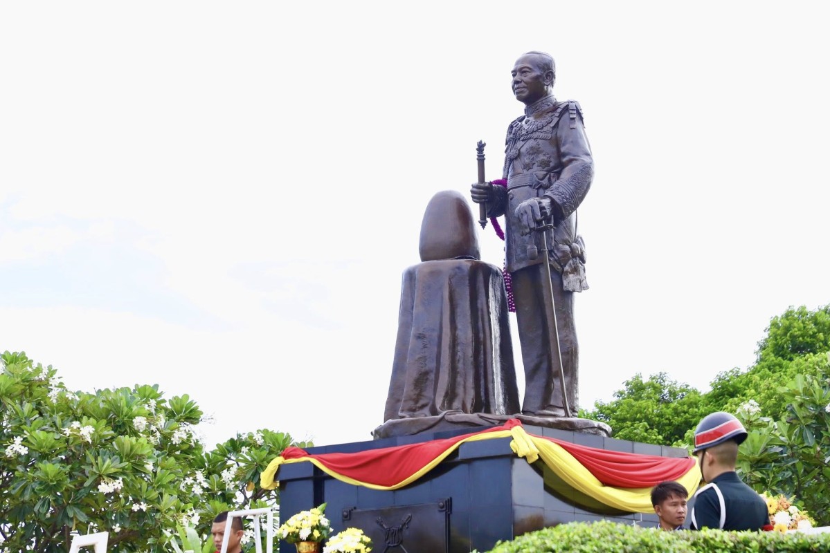 ร่วมวางพวงมาลาอนุสาวรีย์ จอมพล ถนอม กิตติขจร ณ สวนสาธารณะริมแม่น้ำปิง