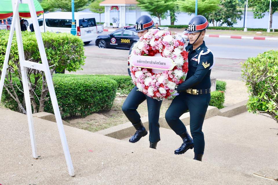 ร่วมวางพวงมาลาอนุสาวรีย์ จอมพล ถนอม กิตติขจร ณ สวนสาธารณะริมแม่น้ำปิง