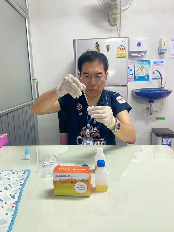 8 สิงหาคม 2568 นายอดิศร เทียนพานิช ผอ.รพ.สต.บ้านสันป่าไร่ ตรวจสารโพลาร์ในน้ำมันทอดซ้ำในร้านขายของทอด(ลูกชิ้น ฮอทดอก กล้วยทอด กล้วยฉาบ) ของหมู่ที่ 2 บ้านตีนธาตุ จำนวน 2 ร้าน ผลการตรวจไม่พบสารโพลาร์เกินเกณฑ์มาตรฐาน ได้แจ้งผลการตรวจและให้คำแนะนำแก่เจ้าของร้า