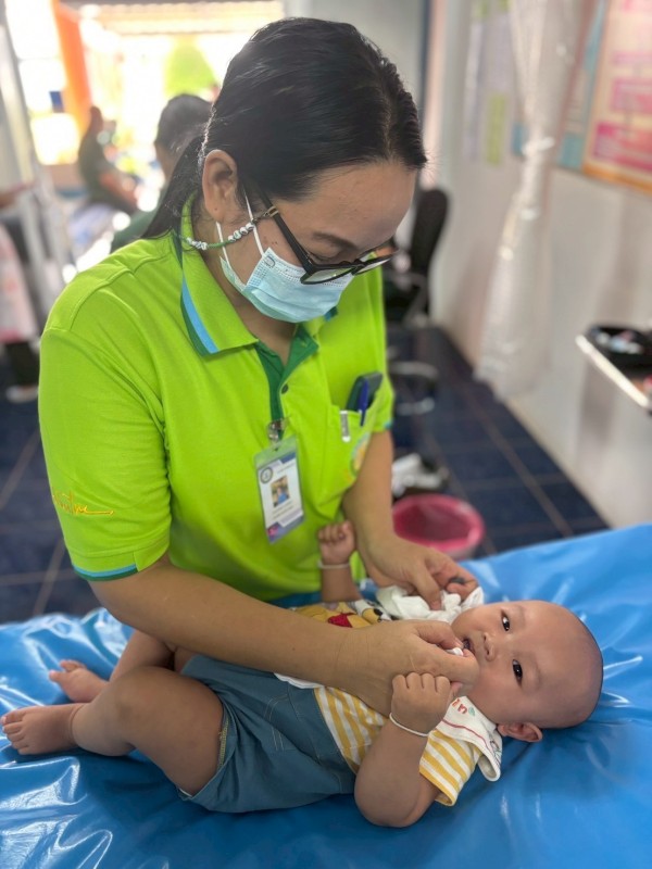 13 ส.ค.68 รพ.สต.บ้านสันป่าไร่ ให้บริการฉีดวัคซีนเด็ก อายุ 2 เดือน ถึง 4 ปี จำนวน 19 ราย พร้อมทั้งตรวจสุขภาพช่องปาก,เคลือบฟลูออไรด์,ให้ทันตสุขศึกษา,เจาะเลือดตรวจความเข้มข้นของเลือด(hct),จ่ายยาน้ำเสริมธาตุเหล็ก(ferrous syr)และยาลดไข้(para syr)