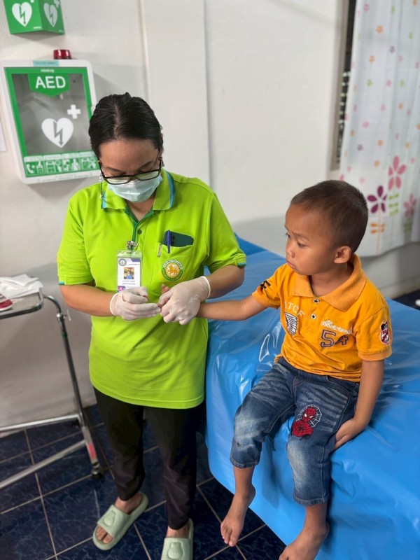 13 ส.ค.68 รพ.สต.บ้านสันป่าไร่ ให้บริการฉีดวัคซีนเด็ก อายุ 2 เดือน ถึง 4 ปี จำนวน 19 ราย พร้อมทั้งตรวจสุขภาพช่องปาก,เคลือบฟลูออไรด์,ให้ทันตสุขศึกษา,เจาะเลือดตรวจความเข้มข้นของเลือด(hct),จ่ายยาน้ำเสริมธาตุเหล็ก(ferrous syr)และยาลดไข้(para syr)