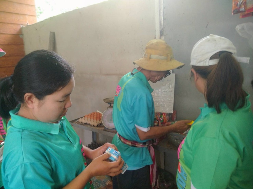 13 สิงหาคม 2568 รพ.สต.บ้านสันป่าไร่ร่วมกับนายกัณตพงศ์ ฉลากมงคล ผู้ช่วยเจ้าหน้าที่สาธารณสุข สสช.บ้านห้วยกระทิงและอาสาสมัครสาธารณสุข ม.6 บ้านห้วยกระทิง ออกตรวจร้านขายของชำ จำนวน 5 ร้าน พบมีร้านค้าจำหน่ายสินค้าหมดอายุ จำนวน 2 ร้าน จำหน่ายเครื่องสำอางค์ที่ห้า