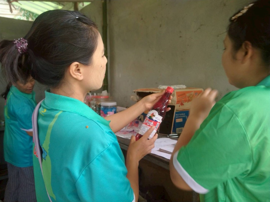 13 สิงหาคม 2568 รพ.สต.บ้านสันป่าไร่ร่วมกับนายกัณตพงศ์ ฉลากมงคล ผู้ช่วยเจ้าหน้าที่สาธารณสุข สสช.บ้านห้วยกระทิงและอาสาสมัครสาธารณสุข ม.6 บ้านห้วยกระทิง ออกตรวจร้านขายของชำ จำนวน 5 ร้าน พบมีร้านค้าจำหน่ายสินค้าหมดอายุ จำนวน 2 ร้าน จำหน่ายเครื่องสำอางค์ที่ห้า