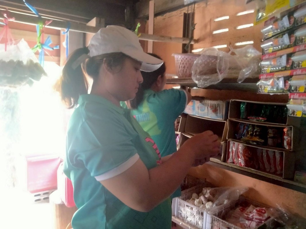 13 สิงหาคม 2568 รพ.สต.บ้านสันป่าไร่ร่วมกับนายกัณตพงศ์ ฉลากมงคล ผู้ช่วยเจ้าหน้าที่สาธารณสุข สสช.บ้านห้วยกระทิงและอาสาสมัครสาธารณสุข ม.6 บ้านห้วยกระทิง ออกตรวจร้านขายของชำ จำนวน 5 ร้าน พบมีร้านค้าจำหน่ายสินค้าหมดอายุ จำนวน 2 ร้าน จำหน่ายเครื่องสำอางค์ที่ห้า