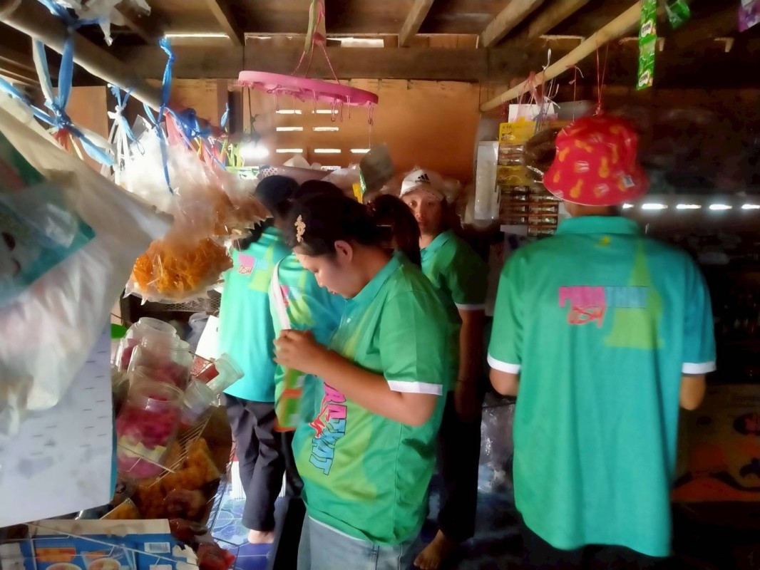 13 สิงหาคม 2568 รพ.สต.บ้านสันป่าไร่ร่วมกับนายกัณตพงศ์ ฉลากมงคล ผู้ช่วยเจ้าหน้าที่สาธารณสุข สสช.บ้านห้วยกระทิงและอาสาสมัครสาธารณสุข ม.6 บ้านห้วยกระทิง ออกตรวจร้านขายของชำ จำนวน 5 ร้าน พบมีร้านค้าจำหน่ายสินค้าหมดอายุ จำนวน 2 ร้าน จำหน่ายเครื่องสำอางค์ที่ห้า