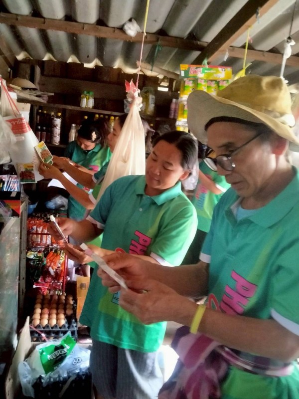 13 สิงหาคม 2568 รพ.สต.บ้านสันป่าไร่ร่วมกับนายกัณตพงศ์ ฉลากมงคล ผู้ช่วยเจ้าหน้าที่สาธารณสุข สสช.บ้านห้วยกระทิงและอาสาสมัครสาธารณสุข ม.6 บ้านห้วยกระทิง ออกตรวจร้านขายของชำ จำนวน 5 ร้าน พบมีร้านค้าจำหน่ายสินค้าหมดอายุ จำนวน 2 ร้าน จำหน่ายเครื่องสำอางค์ที่ห้า