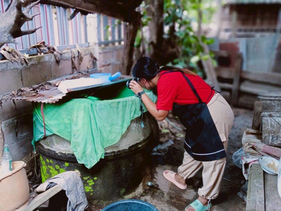 15 สิงหาคม 2568 นางเสาร์แก้ว อ่วมพิทยา เจ้าพนักงานสาธารณสุข รพ.สต.บ้านสันป่าไร่ ร่วมกับ อาสาสมัครสาธารณสุข หมู่ที่ 3 บ้านป่าไร่เหนือ ควบคุมโรคไข้เลือดออก รอบที่ 1 เคสนส.พรนภา วาจาอุทัย สำรวจและทำลายแหล่งเพาะพันธ์ลูกน้ำยุงลาย 200 เมตร รอบบ้านผู้ป่วย จำนวน 