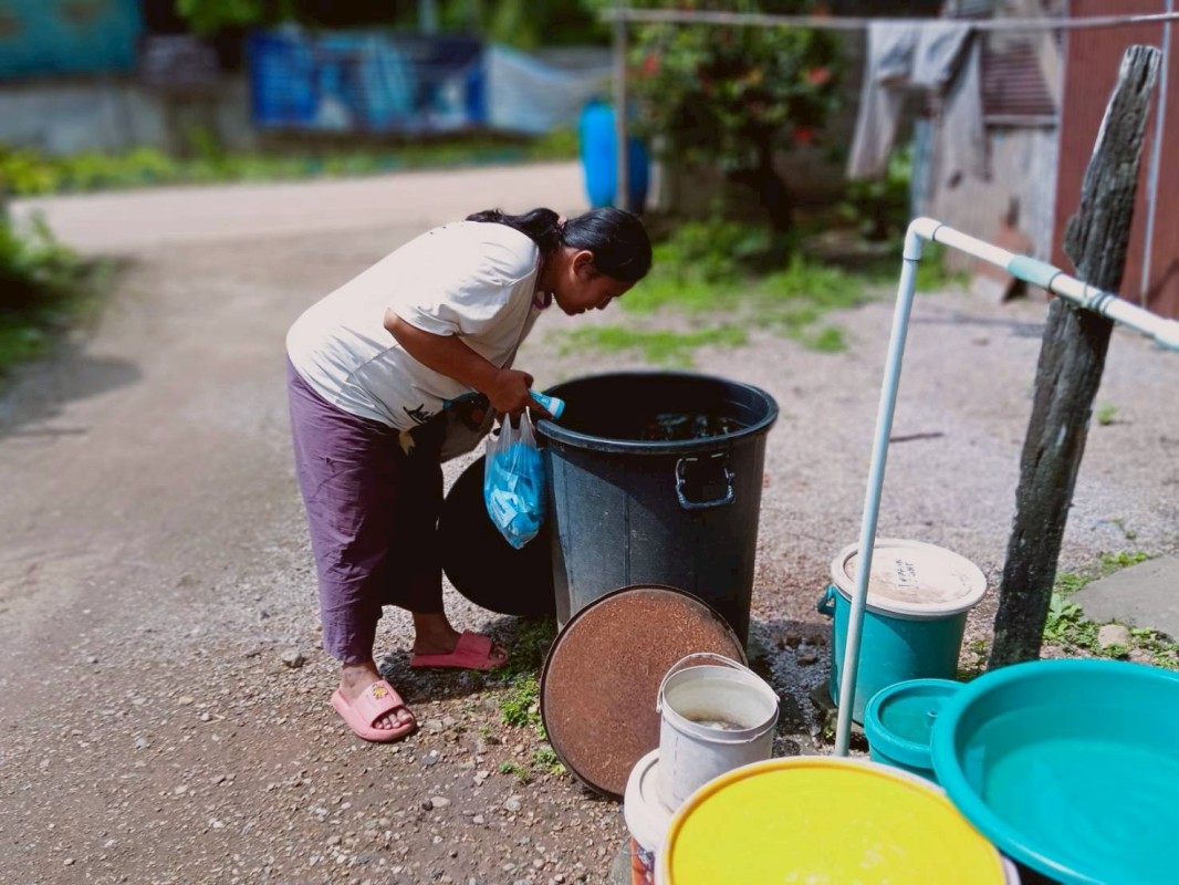 15 สิงหาคม 2568 นางเสาร์แก้ว อ่วมพิทยา เจ้าพนักงานสาธารณสุข รพ.สต.บ้านสันป่าไร่ ร่วมกับ อาสาสมัครสาธารณสุข หมู่ที่ 3 บ้านป่าไร่เหนือ ควบคุมโรคไข้เลือดออก รอบที่ 1 เคสนส.พรนภา วาจาอุทัย สำรวจและทำลายแหล่งเพาะพันธ์ลูกน้ำยุงลาย 200 เมตร รอบบ้านผู้ป่วย จำนวน 