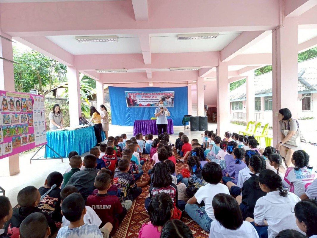 25 สิงหาคม 2568 นางเสาร์แก้ว อ่วมพิทยา เจ้าพนักงานสาธารณสุข รพ.สต.บ้านสันป่าไร่ ออกให้ความรู้เรื่องโรคหนอนพยาธิ การเก็บอุจจาระส่งตรวจและนัดหมายการส่งอุจจาระเพื่อตรวจหาไข่พยาธิ ในเด็กนักเรียนโรงเรียนจาตุรจินดา ตามโครงการพระราชดำริ สมเด็จพระกนิษฐาธิราชเจ้า 