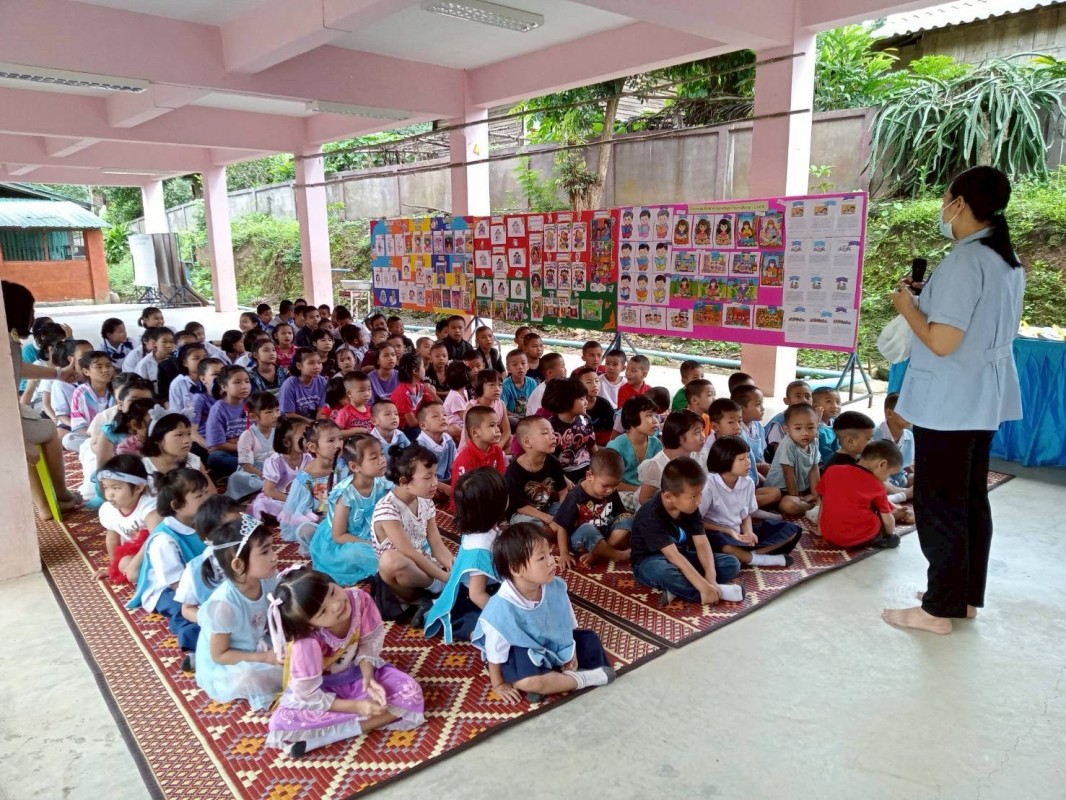 25 สิงหาคม 2568 นางเสาร์แก้ว อ่วมพิทยา เจ้าพนักงานสาธารณสุข รพ.สต.บ้านสันป่าไร่ ออกให้ความรู้เรื่องโรคหนอนพยาธิ การเก็บอุจจาระส่งตรวจและนัดหมายการส่งอุจจาระเพื่อตรวจหาไข่พยาธิ ในเด็กนักเรียนโรงเรียนจาตุรจินดา ตามโครงการพระราชดำริ สมเด็จพระกนิษฐาธิราชเจ้า 