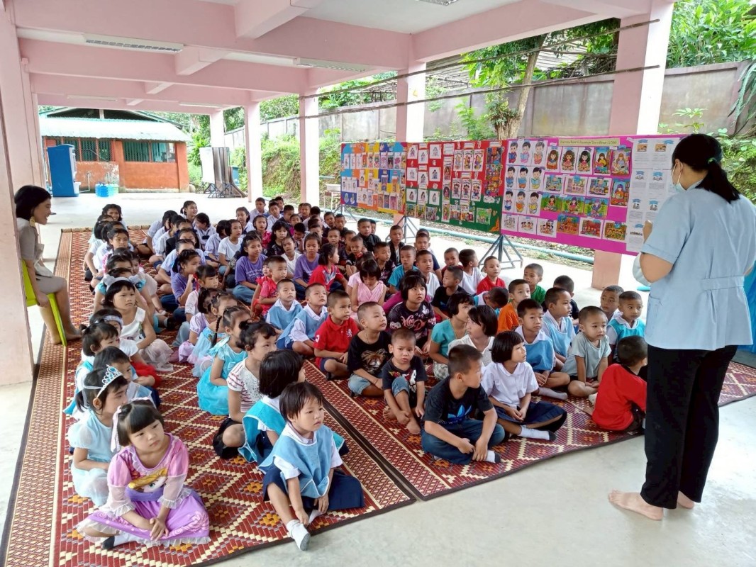 25 สิงหาคม 2568 นางเสาร์แก้ว อ่วมพิทยา เจ้าพนักงานสาธารณสุข รพ.สต.บ้านสันป่าไร่ ออกให้ความรู้เรื่องโรคหนอนพยาธิ การเก็บอุจจาระส่งตรวจและนัดหมายการส่งอุจจาระเพื่อตรวจหาไข่พยาธิ ในเด็กนักเรียนโรงเรียนจาตุรจินดา ตามโครงการพระราชดำริ สมเด็จพระกนิษฐาธิราชเจ้า 