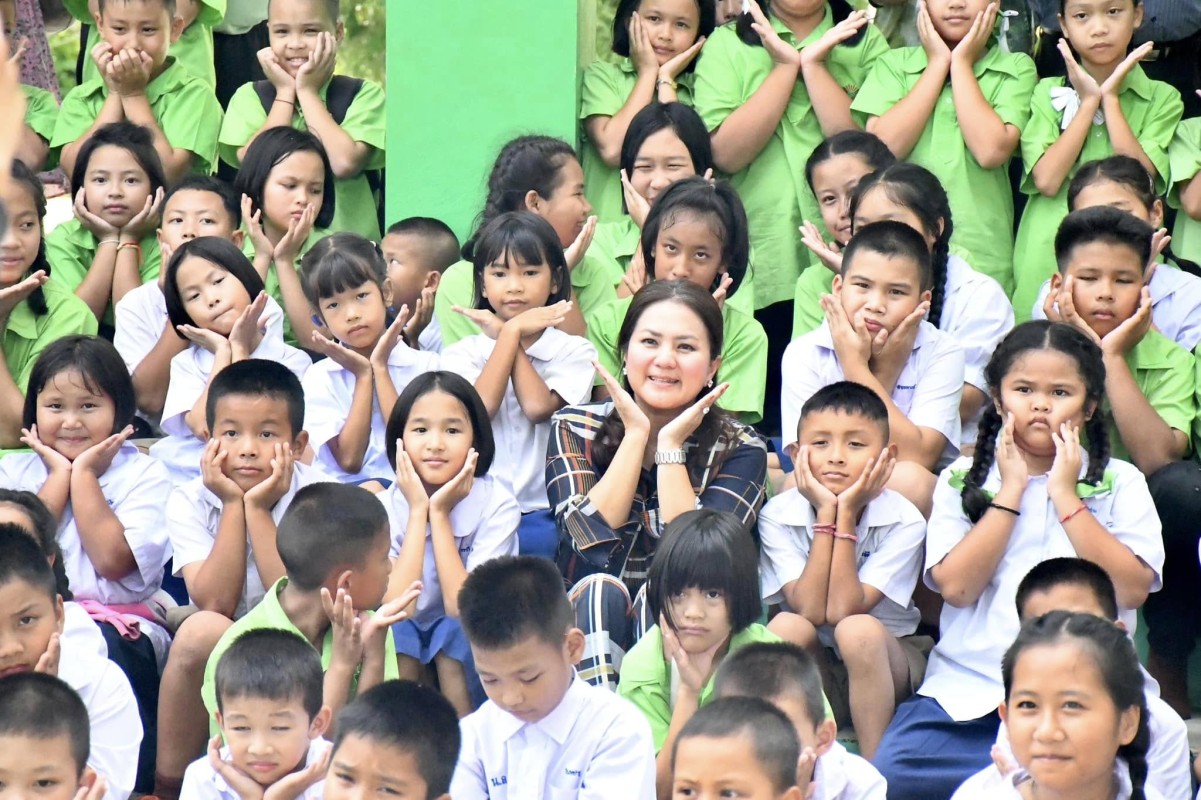 นายกจอย พบปะผู้บริหาร คณะครูและนักเรียนโรงเรียนบ้านห้วยนกแล อ.แม่ระมาด