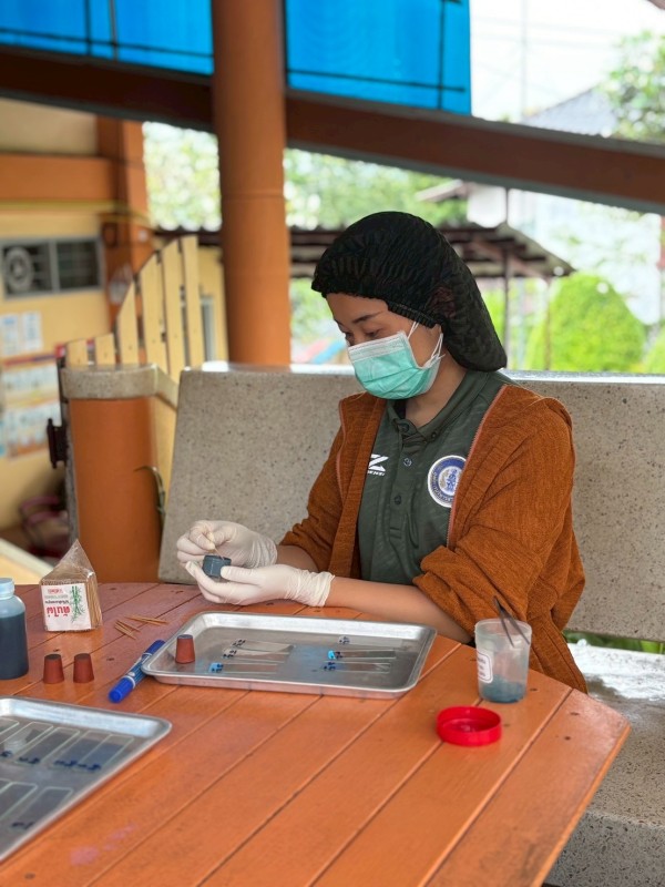 26-27 สิงหาคม 2568 นายอดิศร เทียนพานิช ผอ.รพ.สต.บ้านสันป่าไร่ น.ส.วาสนา กึกก้องโลกา พยาบาลวิชาชีพปฏิบัติการและนางเสาร์แก้ว อ่วมพิทยา เจ้าพนักงานสาธารณสุข รพ.สต.บ้านสันป่าไร่ ตรวจอุจจาระเพื่อตรวจหาไข่พยาธิ ในเด็กนักเรียนในพื้นที่โครงการพระราชดำริ สมเด็จพระ