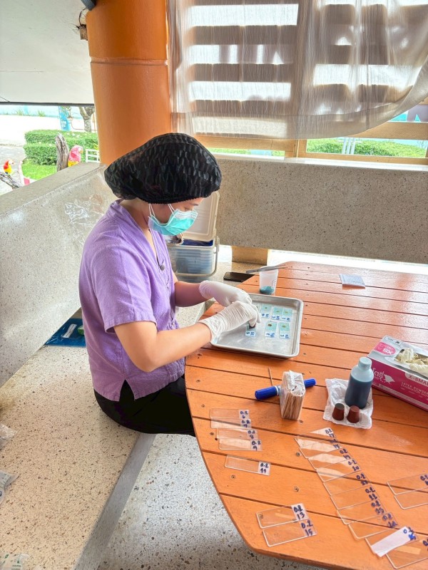 26-27 สิงหาคม 2568 นายอดิศร เทียนพานิช ผอ.รพ.สต.บ้านสันป่าไร่ น.ส.วาสนา กึกก้องโลกา พยาบาลวิชาชีพปฏิบัติการและนางเสาร์แก้ว อ่วมพิทยา เจ้าพนักงานสาธารณสุข รพ.สต.บ้านสันป่าไร่ ตรวจอุจจาระเพื่อตรวจหาไข่พยาธิ ในเด็กนักเรียนในพื้นที่โครงการพระราชดำริ สมเด็จพระ