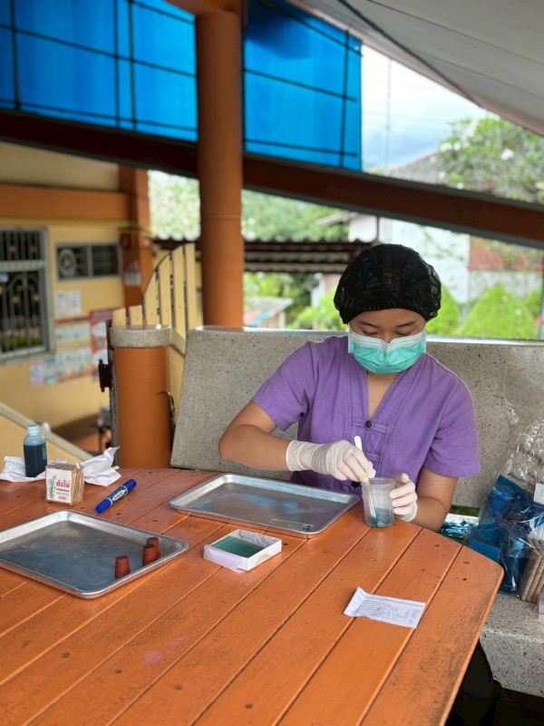 26-27 สิงหาคม 2568 นายอดิศร เทียนพานิช ผอ.รพ.สต.บ้านสันป่าไร่ น.ส.วาสนา กึกก้องโลกา พยาบาลวิชาชีพปฏิบัติการและนางเสาร์แก้ว อ่วมพิทยา เจ้าพนักงานสาธารณสุข รพ.สต.บ้านสันป่าไร่ ตรวจอุจจาระเพื่อตรวจหาไข่พยาธิ ในเด็กนักเรียนในพื้นที่โครงการพระราชดำริ สมเด็จพระ